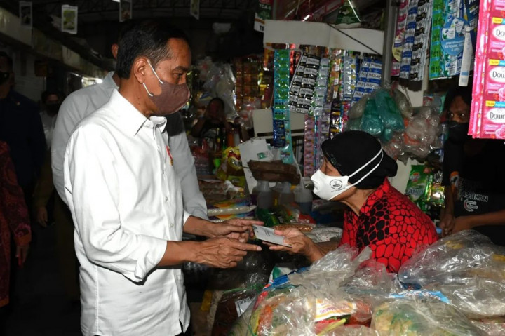 Jokowi meminta para pedagang untuk menggunakan uang bansos sebaik-baiknya.