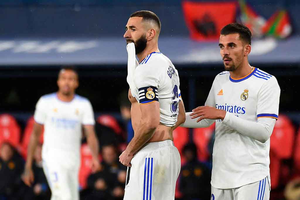 Karim Benzema menyia-nyiakan dua peluang bagus untuk memperbesar keunggulan Real ketika pemain Prancis ini gagal mengeksekusi dua penalti dalam waktu kurang dari lima menit pada babak kedua. Kedua penaltinya sukses dimentahkan Herrera.