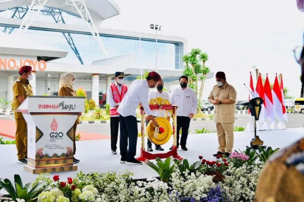 Presiden Joko Widodo meresmikan Bandar Udara Trunojoyo yang berlokasi di Kecamatan Sumenep, Kabupaten Sumenep, Provinsi Jawa Timur, Rabu, 20 April 2022.