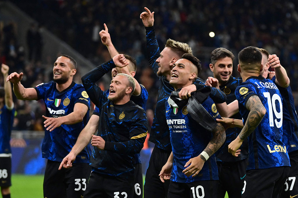 Inter Milan melaju ke final Coppa Italia setelah mengalahkan rival sekota AC Milan 3-0 pada pertandingan leg kedua semifinal di San Siro, Rabu, 20 April 2022 dini hari WIB. Para penggawa Nerazzurri berselebrasi untuk merayakan keberhasilan tersebut.