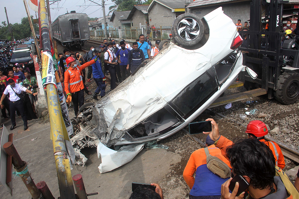 Sebuah mobil minibus yang tertabrak KRL di perlintasan Rawa Geni, Ratujaya, Kota Depok, Jawa Barat berhasil dievakuasi, Rabu, 20 April 2022.