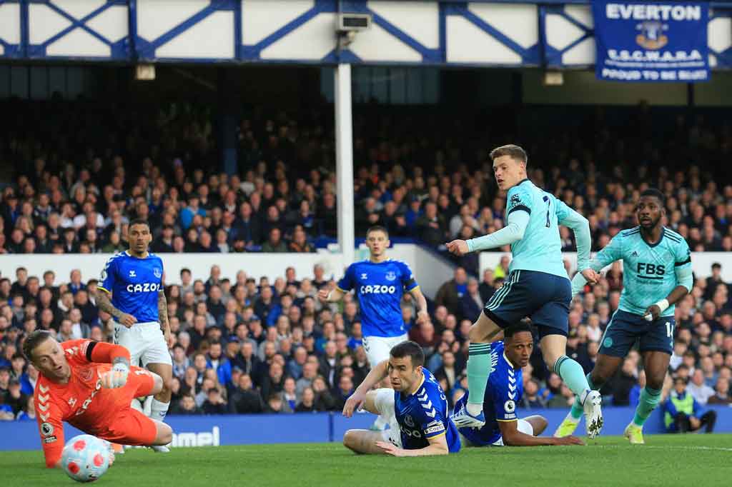 Harvey Barnes membawa tim tamu unggul terlebih dahulu pada menit kelima setelah memaksimalkan umpan James Maddison dari jarak dekat.
