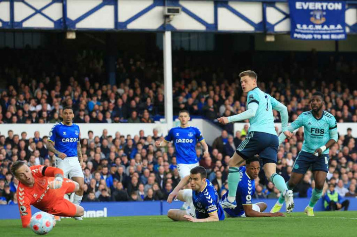 Harvey Barnes membawa tim tamu unggul terlebih dahulu pada menit kelima setelah memaksimalkan umpan James Maddison dari jarak dekat.