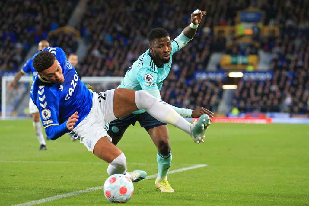 Tertinggal satu gol, The Toffees kemudian berusaha menyamakan kedudukan. Namun mereka gagal mendapatkan tembakan tepat sasaran karena rapatnya barisan pertahanan Leicester. Skor 0-1 bertahan hingga jeda.