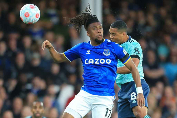 Alex Iwobi berusaha menghidupkan permainan timnya dengan manuvernya yang energik. Tapi Leicester tetap tenang di tengah sejumlah tekel keras dalam laga ini.