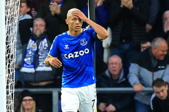 Richarlison memaksa kiper Kasper Schmeichel melakukan penyelamatan gemilang pada menit ke-67. Dia juga menyia-nyiakan peluang emas menyamakan kedudukan saat sudah tak terjaga untuk menyambut tendangan sudut pada menit ke-83. Sayang sundulannya melebar.
