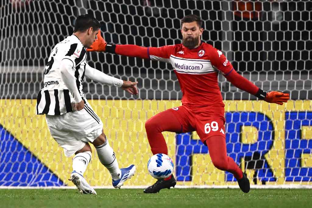 Setelah mencetak kemenangan 1-0 pada leg pertama di Florence berkat gol bunuh diri di menit terakhir, Juve mendominasi leg kedua sejak awal. Namun mereka kesulitan mengonversi penguasaan bola untuk menjadi peluang gol.