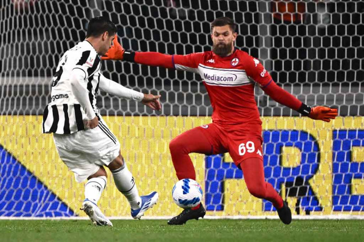 Setelah mencetak kemenangan 1-0 pada leg pertama di Florence berkat gol bunuh diri di menit terakhir, Juve mendominasi leg kedua sejak awal. Namun mereka kesulitan mengonversi penguasaan bola untuk menjadi peluang gol.