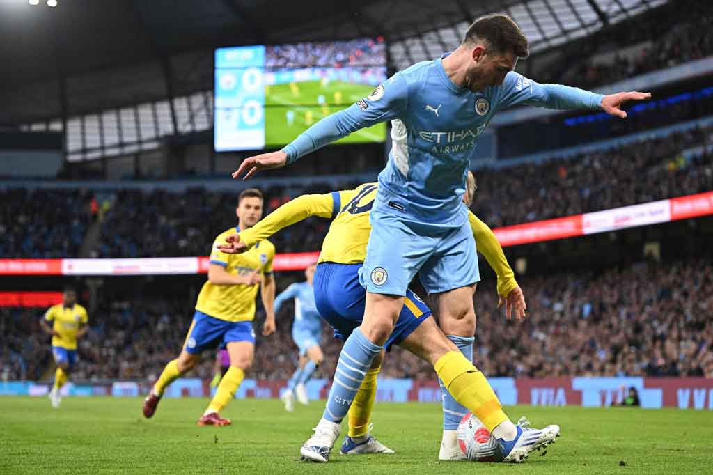 Menguasai jalannya laga, City sempat kesulitan menjebol Brighton pada babak pertama, karena tim tamu menampilkan permainan yang terorganisir dengan baik. Tidak ada gol yang tercipta di babak pertama.