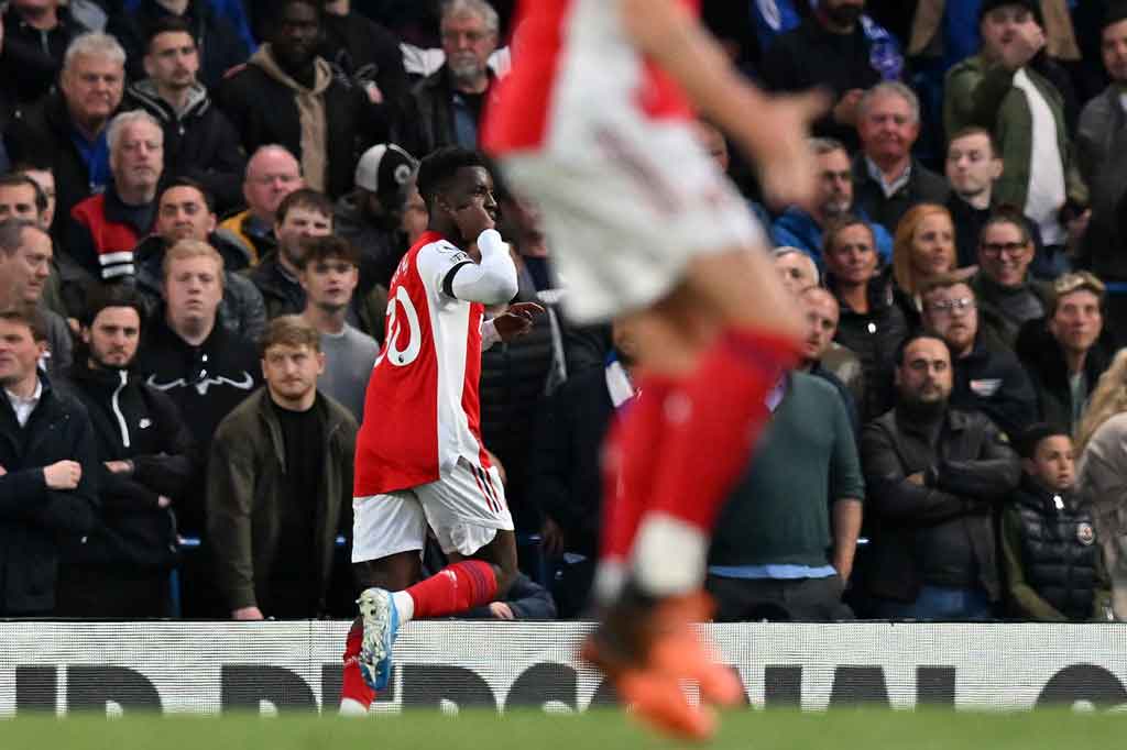 Arsenal memimpin terlebih dahulu di Stamford Bridge. Gol pembuka The Gunners dicetak oleh Eddie Nketiah yang memanfaatkan blunder dari back pass Andreas Christensen pada menit ke-13.