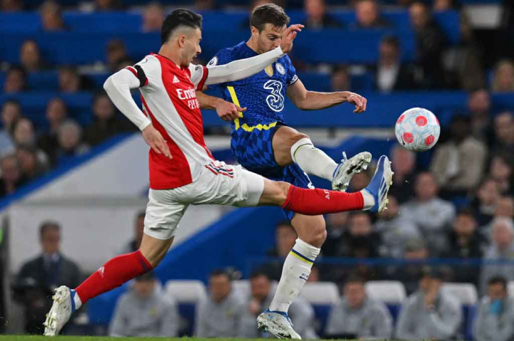 Empat menit berselang, lagi-lagi The Blues berhasil menyamakan kedudukan lewat Cesar Azpilicueta. Skor 2-2 bertahan hingga jeda.