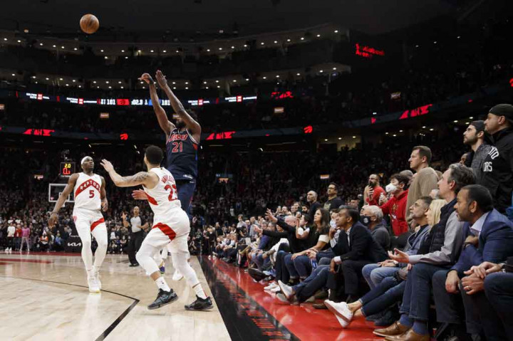 Joel Embiid melesakkan lemparan tiga poin saat perpanjangan waktu tersisa 0,8 detik untuk membawa tim tamu Philadelphia 76ers mengalahkan Toronto Raptors 104-101 pada Gim 3 dari seri playoff putaran pertama Wilayah Timur mereka, Kamis, 21 April 2022 WIB. 