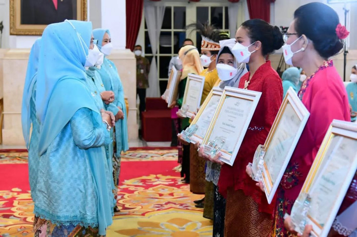 Dalam kesempatan itu, Iriana juga memberikan penghargaan 514 perempuan penerima penghargaan yang telah berjasa dan berprestasi di bidang pendidikan, kesehatan, sosial, budaya, lingkungan hidup, dan pertanian. 