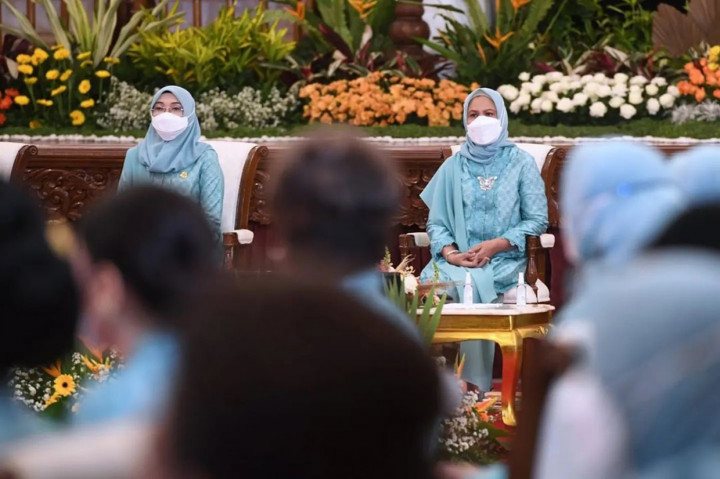 Ibu Negara Iriana Joko Widodo menyampaikan bahwa Peringatan Hari Kartini Tahun 2022 ini merupakan momentum kebangkitan perempuan Indonesia melawan pandemi Covid-19.