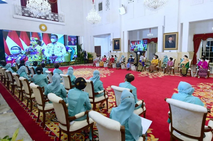 Ibu Iriana mengatakan bahwa kondisi pandemi di Indonesia saat ini sudah dapat dikendalikan dengan baik. Hal tersebut tidak terlepas dari peran perempuan-perempuan hebat Indonesia yang turut bekerja keras bersama pemerintah dalam penanganan pandemi Covid-19 di Tanah Air.