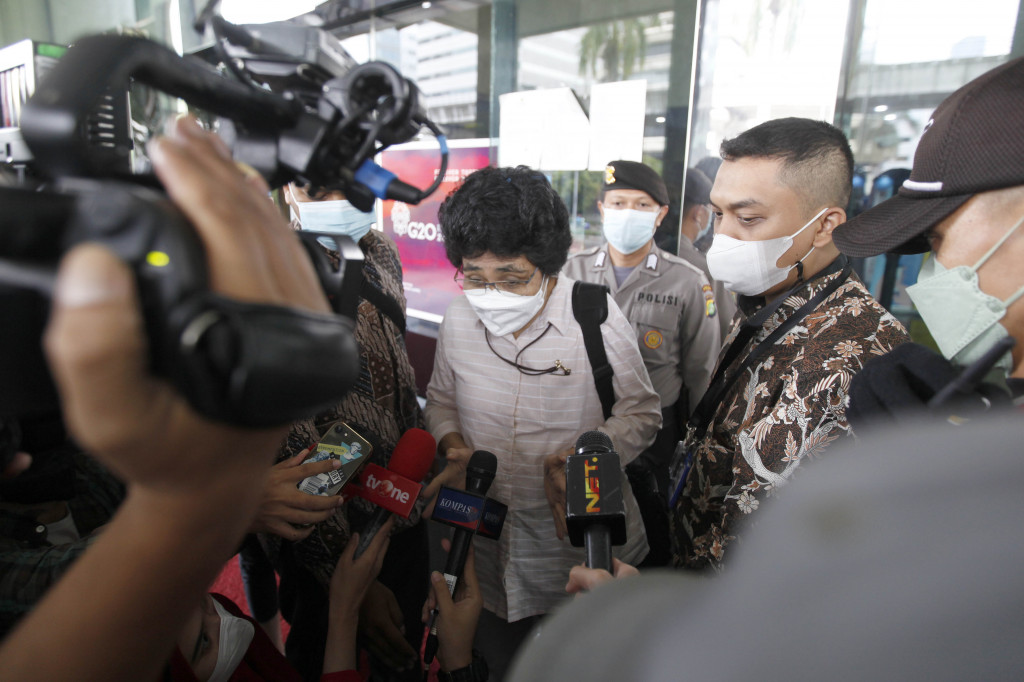 Anggota majelis hakim Dewan Pengawas (Dewas) KPK, Albertina Ho menjawab pertanyaan wartawan usai meminta keterangan pihak Pertamina di Gedung Anti-Corruption Learning Center (ACLC) KPK, Rasuna Said, Jakarta, Kamis, 21 April 2022.