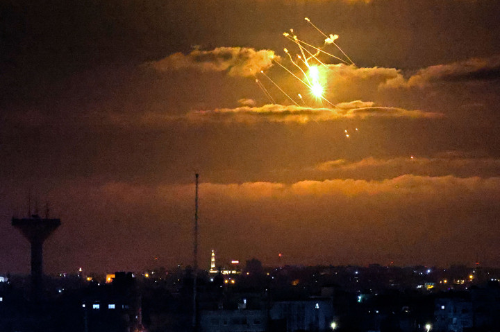 Pesawat israel menggempur Gaza pada Kamis, 21 April 2022, dini hari, setelah sebuah roket yang berasal dari wilayah Palestina mendarat di Israel. Dua kamp pelatihan digunakan oleh Hamas yang menguasai kantong wilayah yang diblokade dan tidak ada laporan mengenai korban.