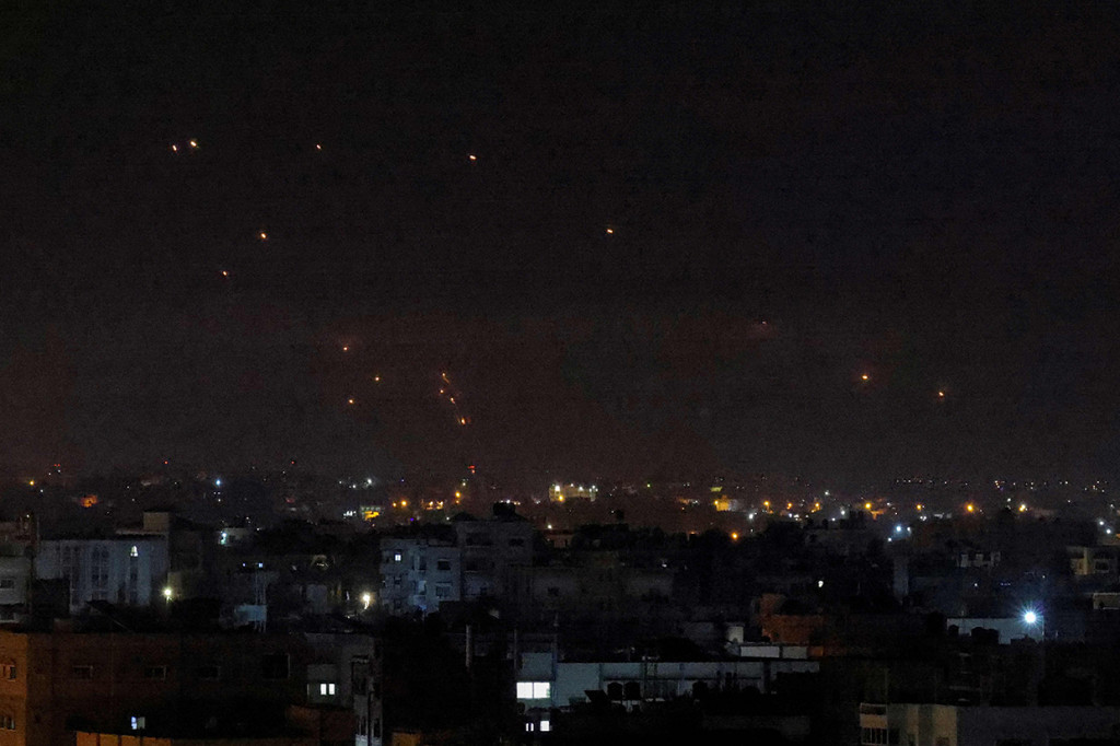 Sebelumnya sebuah roket yang ditembakkan dari wilayah Gaza mendarat di Israel selatan, merusak satu rumah dengan nihil korban jiwa, kata polisi. Belum ada pihak yang mengaku bertanggung jawab atas serangan kedua pada hari ini.