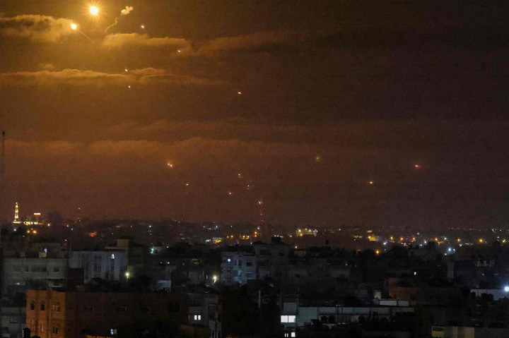 Pesawat tempur Israel menghantam sebuah pos keamanan dan sebagian situs bawah tanah yang digunakan untuk membuat mesin roket, kata militer Israel lewat pernyataan.