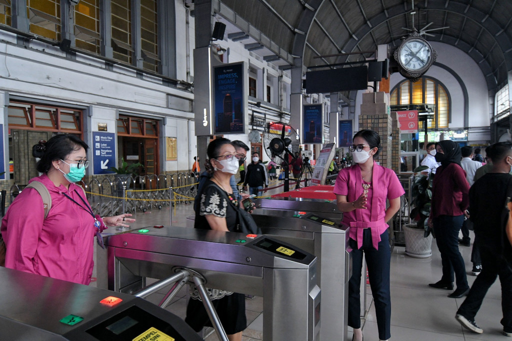 Petugas perempuan mengenakan kebaya saat melayani calon penumpang di Stasiun Jakarta Kota, Jakarta, Kamis, 21 April 2022. 