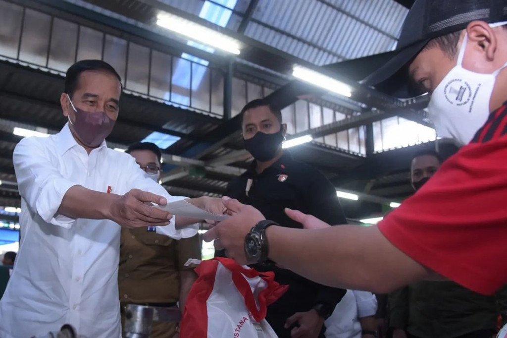Presiden Joko Widodo membagikan bantuan sosial bagi penerima manfaat dan pedagang di sejumlah pasar di Kabupaten Bogor dan Kota Bogor pada Kamis, 21 April 2022.