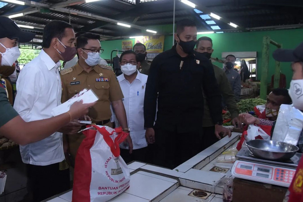 Lokasi pertama yang dikunjungi Jokowi adalah Pasar Cisarua, Kabupaten Bogor.