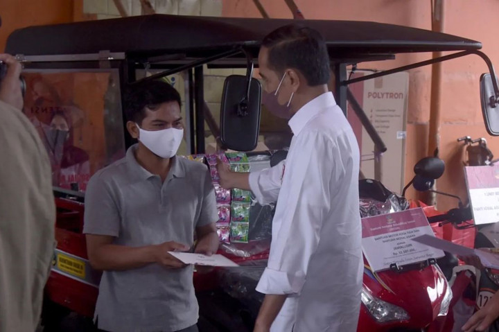 Selain BMK, Presiden juga menyerahkan Bantuan Langsung Tunai (BLT) Minyak Goreng sebesar Rp300 ribu kepada masyarakat penerima manfaat Program Keluarga Harapan dan pedagang.