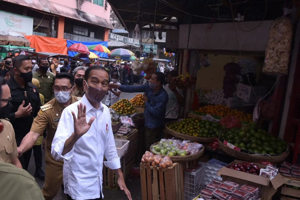 Tiba pukul 14.35 WIB, Jokowi disambut riuh masyarakat dan pedagang pasar tersebut. 