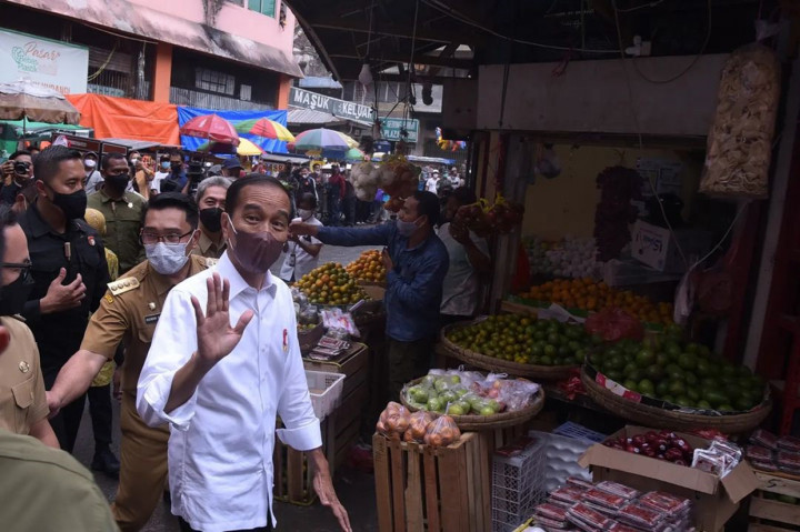 Tiba pukul 14.35 WIB, Jokowi disambut riuh masyarakat dan pedagang pasar tersebut. 