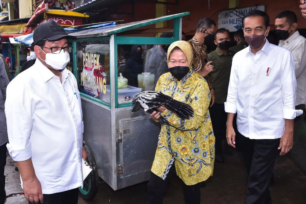 Selepas itu, Kepala Negara beranjak ke Pasar Sukasari, Kota Bogor. Selain menyerahkan bantuan sosial, Presiden menyapa masyarakat dan mendengarkan aspirasi mereka.