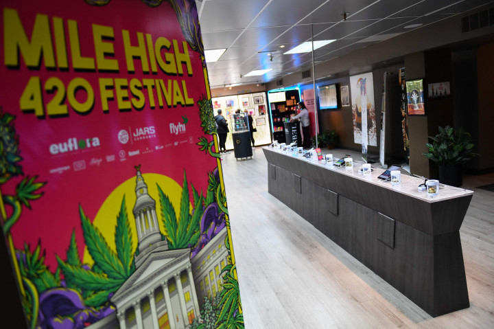Sejumlah ganja dipajang untuk dijual di apotek ganja Euflora selama Festival Mile High 420 di Denver, Colorado, Amerika Serikat, pada 20 April 2022. 