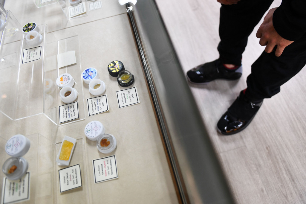 Pengunjung melihat ganja yang dijual di apotek ganja Euflora selama Festival Mile High 420 di Denver, Colorado, Amerika Serikat, pada 20 April 2022.