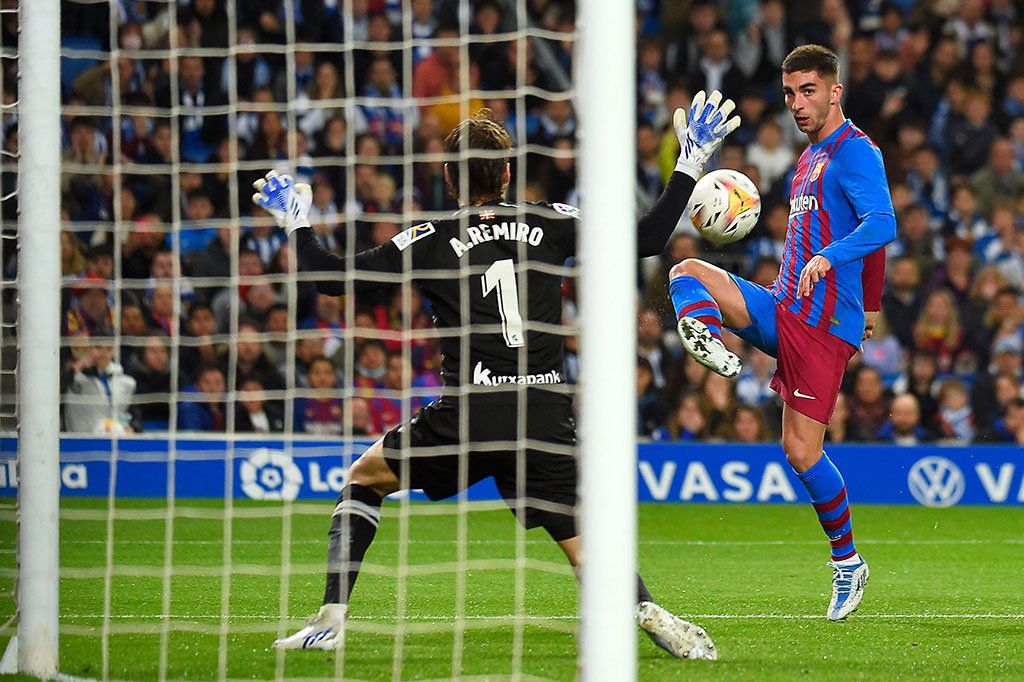 Barcelona nyaris menambah keunggulan pada menit ke-17. Sayang tembakan Torres masih melambung di atas mistar gawang Alex Remiro. Sementara dua peluang lewat Frenkie de Jong jug abelum membuahkan hasil.