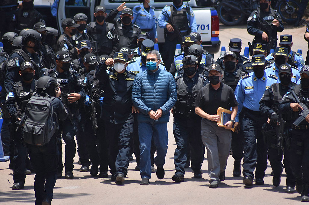 Mantan Presiden Honduras Juan Orlando Hernandez diekstradisi ke Amerika Serikat, Kamis, 21 April 2022 waktu setempat, untuk diadili karena diduga membantu penyelundupan ratusan ton kokain ke Negeri Paman Sam.
