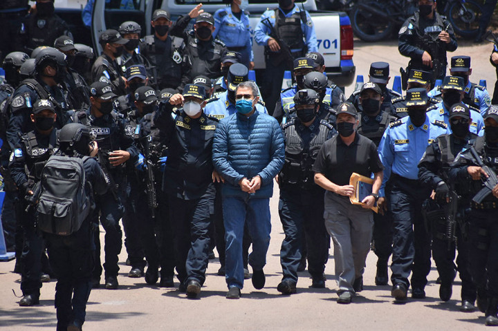 Mantan Presiden Honduras Juan Orlando Hernandez diekstradisi ke Amerika Serikat, Kamis, 21 April 2022 waktu setempat, untuk diadili karena diduga membantu penyelundupan ratusan ton kokain ke Negeri Paman Sam.