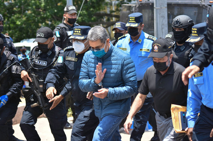 Pria berusia 53 tahun itu, yang menjalankan tugas sebagai presiden pada periode 2014-2022, berisiko menghabiskan sisa hidupnya di penjara jika terbukti bersalah.