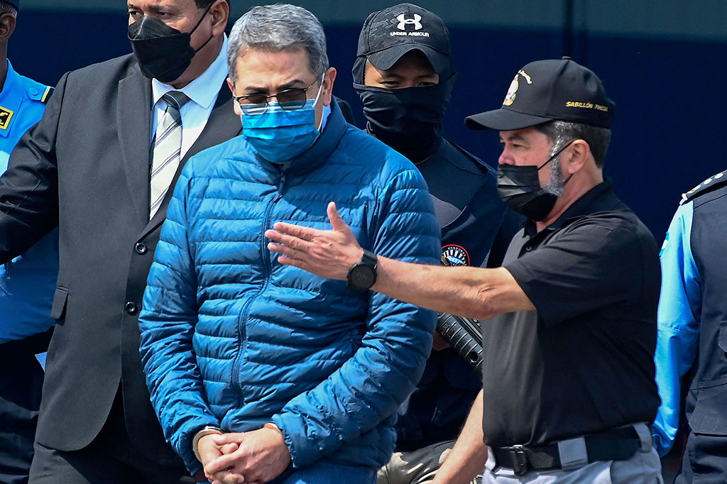 Hernandez dituduh telah memfasilitasi penyelundupan sekitar 500 ton kokain -- terutama dari Kolombia dan Venezuela -- ke AS melalui Honduras sejak 2004, yang dimulai jauh sebelum dia menjabat sebagai presiden.