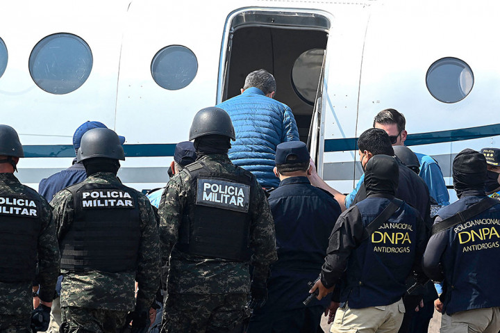 Menurut dokumen Kedutaan Besar AS, ia diduga menerima suap jutaan dolar ... dari beberapa organisasi perdagangan narkotika di Honduras, Meksiko dan tempat-tempat lain.