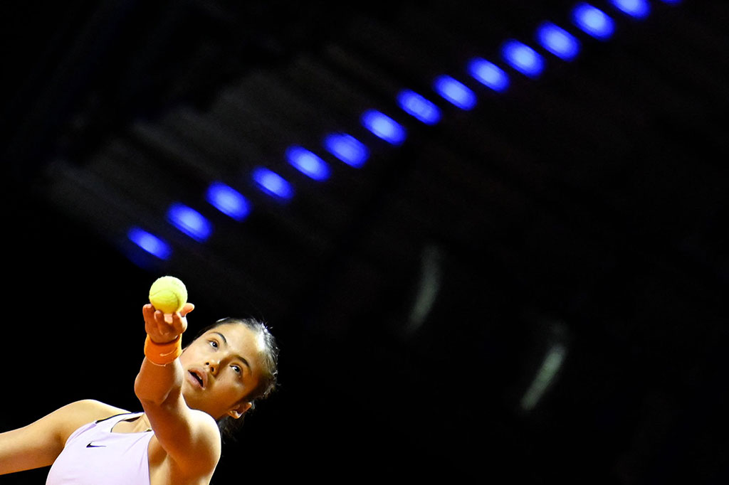 Juara US Open Emma Raducanu harus bersusah payah pada pertandingan babak kedua turnamen WTA Stuttgart, Kamis, 21 April 2022 waktu setempat.