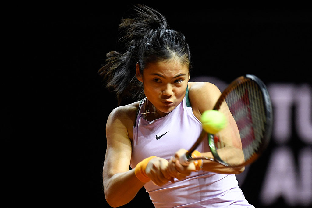 Raducanu, 19, mengalahkan petenis Jerman Tamara Korpatsch, yang memiliki peringkat ke-118 dunia, pada set pertama, tetapi servisnya dipatahkan dua kali pada set kedua sebelum mendapatkan kembali ketenangannya untuk memastikan kemenangan 6-0, 2-6, 6-2.