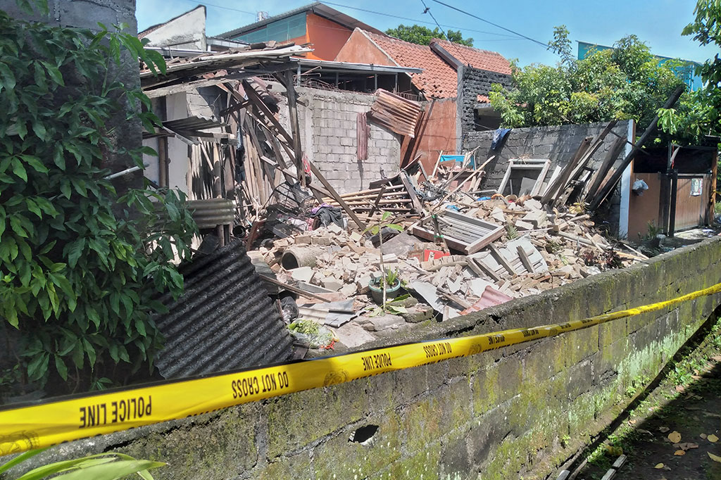 Sebuah rumah warga di Dusun Plosokuning V, Desa Minomartani, Kecamatan Ngaglik, Kabupaten Sleman, Daerah Istimewa Yogyakarta (DIY) hancur akibat ledakan petasan pada Jumat, 22 April 2022. Beruntung tak ada korban jiwa dalam peristiwa itu.