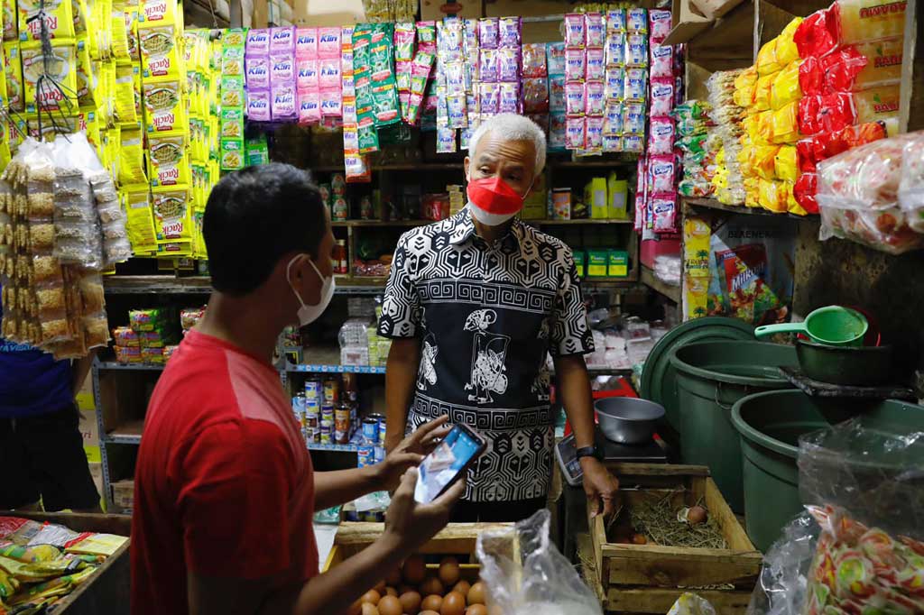 Gubernur Jawa Tengah Ganjar Pranowo, melakukan inspeksi mendadak terhadap ketersediaan stok dan harga kebutuhan pokok di Pasar Wage, Kecamatan Purwokerto, Kabupaten Banyumas, Jawa Tengah, Jumat, 22 April 2022.
