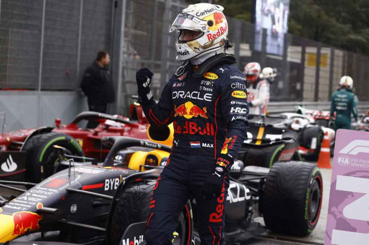 Max Verstappen melakukan selebrasi usai berhasil meraih pole position pertamanya musim ini untuk mengamankan posisi start terdepan sprint race Grand Prix Emilia Romagna Sabtu, 23 April 2022 ini.