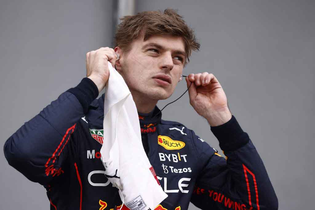 Juara dunia bertahan dari tim Red Bull itu mencatatkan lap terbaik 1:27,999 dalam babak kualifikasi yang basah dan terganggu sejumlah insiden kecelakaan pada Jumat, 22 April 2022.