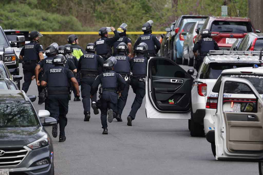 Sebuah lingkungan kelas atas di Washington, Amerika Serikat di-lockdown dan penduduk dievakuasi, di tengah kehadiran polisi besar-besaran setelah tiga orang ditembak oleh seorang pria bersenjata yang tidak dikenal, Jumat, 22 April 2022 waktu setempat.