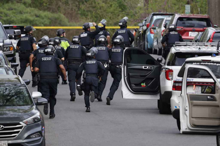 Sebuah lingkungan kelas atas di Washington, Amerika Serikat di-lockdown dan penduduk dievakuasi, di tengah kehadiran polisi besar-besaran setelah tiga orang ditembak oleh seorang pria bersenjata yang tidak dikenal, Jumat, 22 April 2022 waktu setempat.