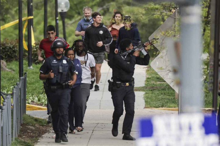 Video media sosial muncul untuk merekam rentetan panjang dari senjata otomatis di dekat sekolah menengah dan universitas di lingkungan kelas atas Connecticut Avenue-Van Ness di ibukota AS.