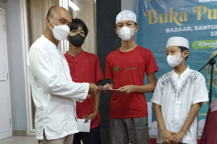 “Pemberian santuan kepada anak yatim ini merupakan salah satu bentuk kepedulian perusahaan untuk membantu sesama. Paling tidak santunan ini dapat meringankan beban bagi anak-anak yatim, yang membutuhkan bantuan,” kata Avi.