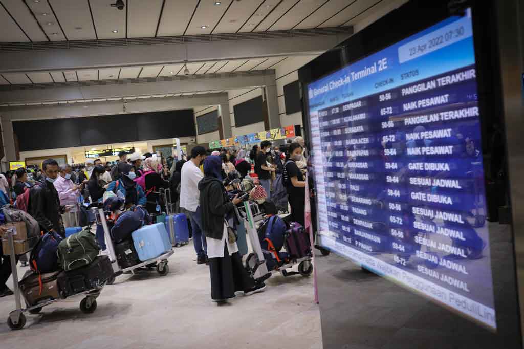 Calon penumpang yang didominasi pemudik antre di loket cek in Terminal 2 Bandara Soekarno Hatta, Tangerang, Banten, Sabtu, 23 April 2022.