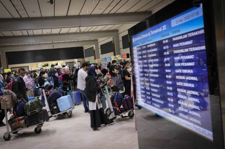 Calon penumpang yang didominasi pemudik antre di loket cek in Terminal 2 Bandara Soekarno Hatta, Tangerang, Banten, Sabtu, 23 April 2022.